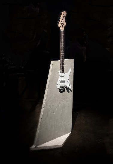 MICHAEL MACGARRY, MEAN MAGIC<br />
2018, ELECTRIC GUITAR, REINFORCED CONCRETE